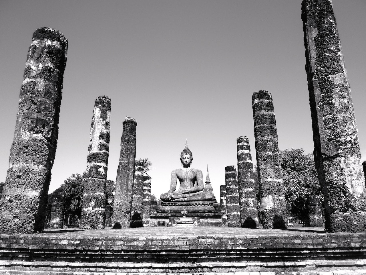 Greyscale picture of a Buddha statue
